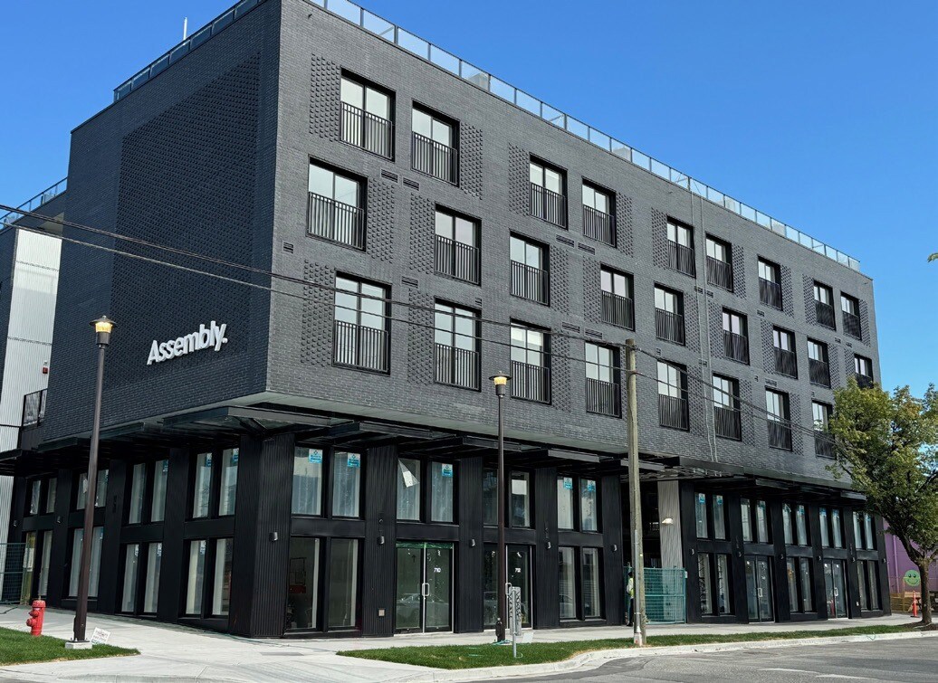 730-742 Glen Dr, Vancouver, BC à louer Photo principale- Image 1 de 8