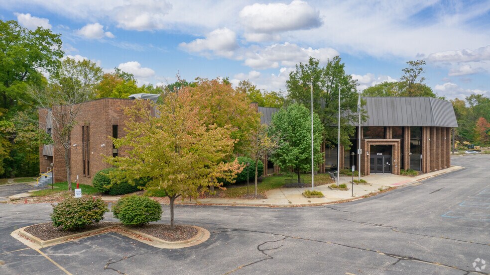 2333 East Beltline Ave SE, Grand Rapids, MI à vendre - Photo du bâtiment - Image 2 de 3