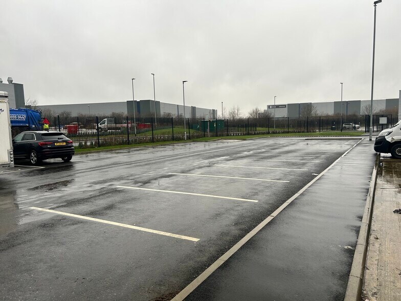 2 Sir Isaac Newton Way, Rochdale à louer - Photo du bâtiment - Image 2 de 7