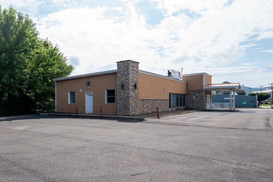 2840 Ligonier St, Latrobe, PA for sale - Building Photo - Image 3 of 35