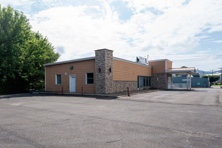 2840 Ligonier St, Latrobe, PA à vendre - Photo du bâtiment - Image 3 de 35