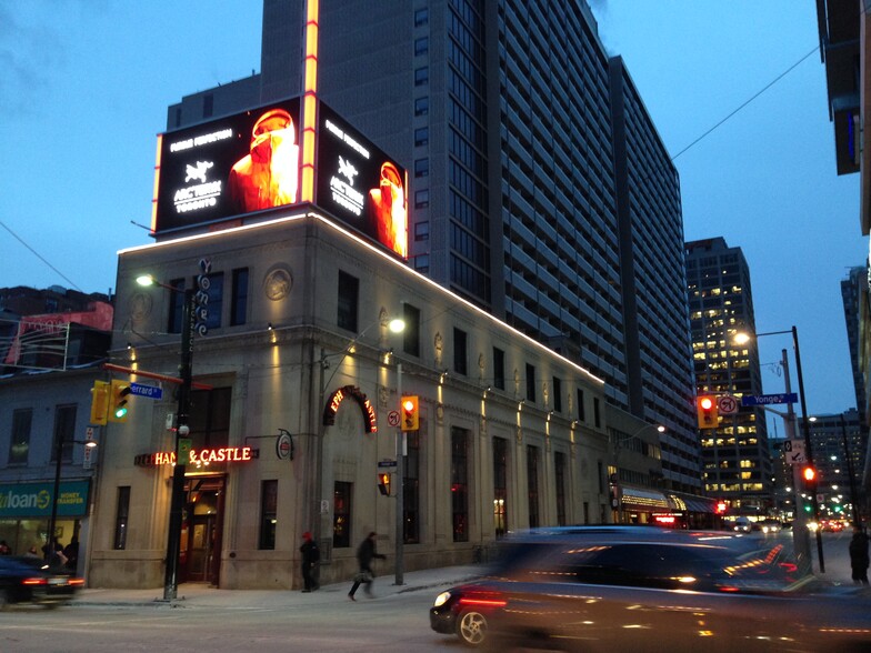 378 Yonge St, Toronto, ON à louer - Photo du bâtiment - Image 2 de 10