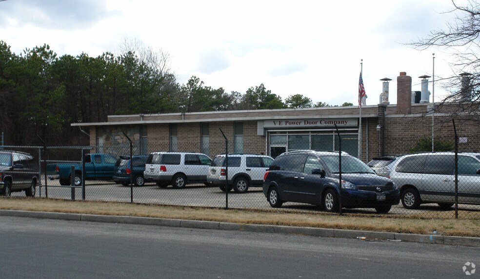 140 Emjay Blvd, Brentwood, NY à vendre - Photo du bâtiment - Image 3 de 10