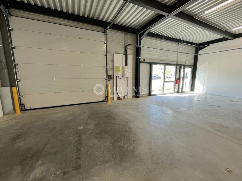 Flex in Le Thillay for lease - Building Photo - Image 2 of 7
