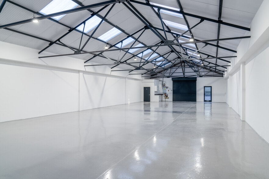 23 Crown Rd, Enfield for lease - Building Photo - Image 3 of 41