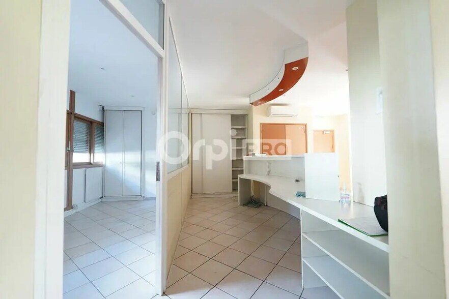 Office in Lyon for lease - Interior Photo - Image 3 of 12