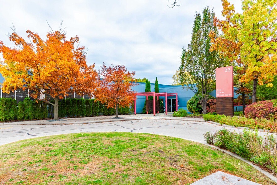 33 Kern Rd, Toronto, ON à vendre - Photo du bâtiment - Image 2 de 19
