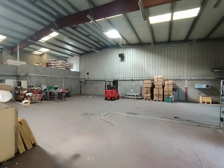 Flex in Bourgoin-Jallieu for lease - Interior Photo - Image 1 of 5