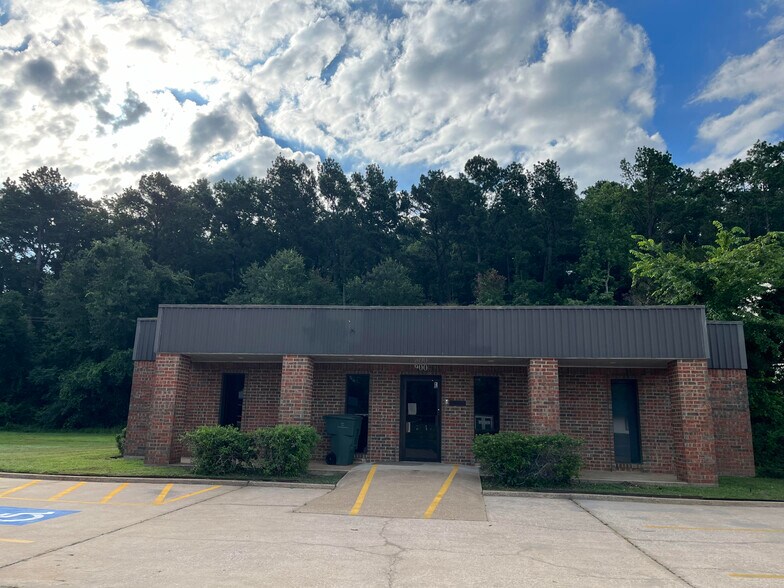 900 N University Dr, Nacogdoches, TX for lease - Primary Photo - Image 1 of 3