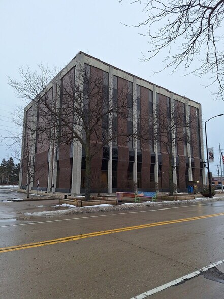 310 W Walnut St, Green Bay, WI à vendre - Photo du bâtiment - Image 3 de 7