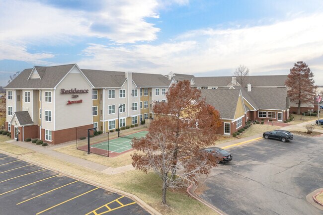 Plus de détails pour 1111 E I 240 Service Rd, Oklahoma City, OK - Services hôteliers à vendre