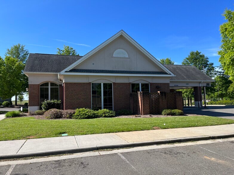 136 Twin Oaks Rd, Dobson, NC à louer - Photo du bâtiment - Image 2 de 19