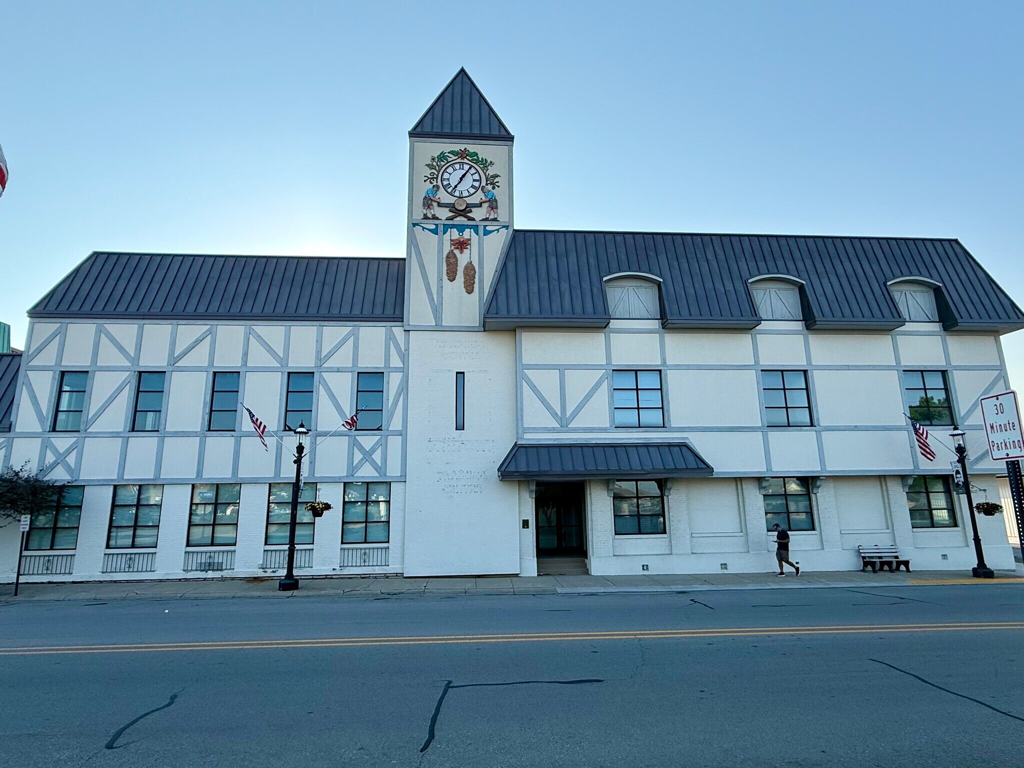 1 S Main St, Batesville, IN à vendre Photo du bâtiment- Image 1 de 23