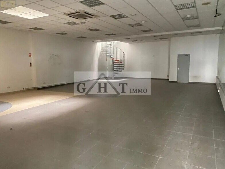 Industrial in Maisons-Alfort for sale - Interior Photo - Image 3 of 5