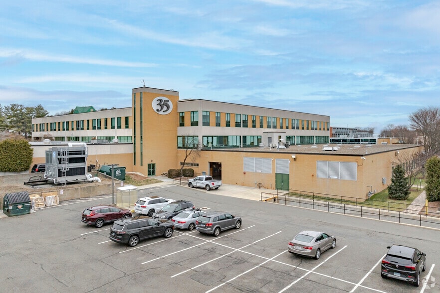 35 Nutmeg Dr, Trumbull, CT for lease - Building Photo - Image 1 of 17