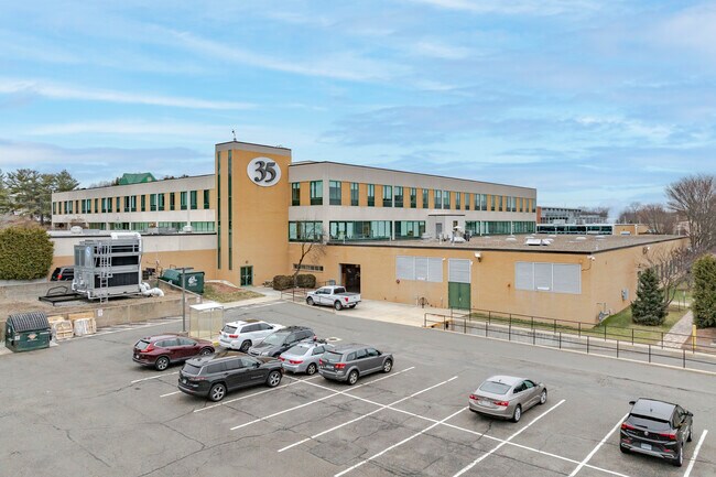 Plus de détails pour 35 Nutmeg Dr, Trumbull, CT - Bureau à louer