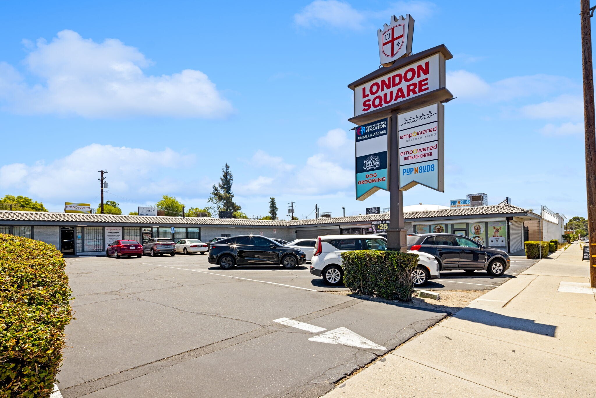 2339-2433 N Sierra Way, San Bernardino, CA à louer Photo du bâtiment- Image 1 de 23