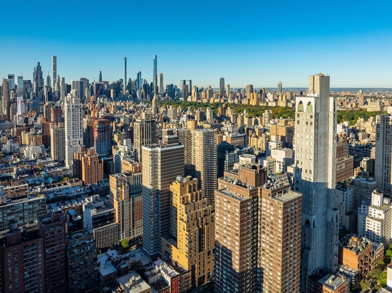 210 & 206-208 East 86th Street portfolio of 2 properties for sale on LoopNet.ca - Building Photo - Image 2 of 9