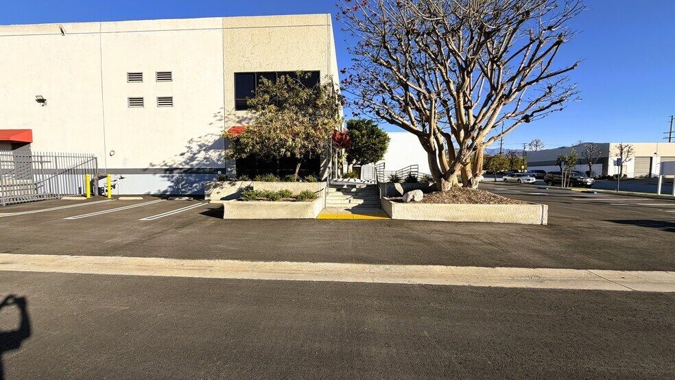 5539 Ayon Ave, Irwindale, CA à louer - Photo du bâtiment - Image 3 de 8