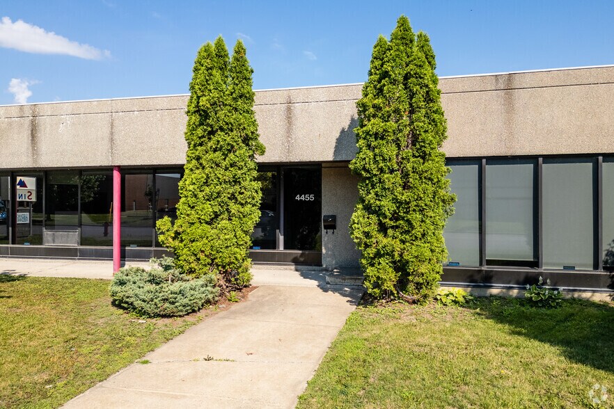 4455 Rue Cousens, Montréal, QC à louer - Photo du bâtiment - Image 3 de 6