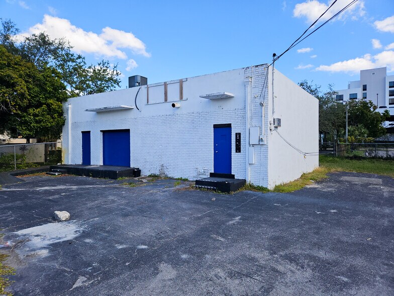 147 NW 3rd Ave, Dania Beach, FL à louer - Photo du bâtiment - Image 2 de 2