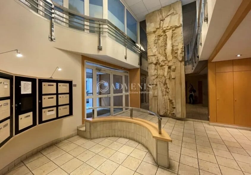 Office in Paris for lease - Lobby - Image 2 of 7