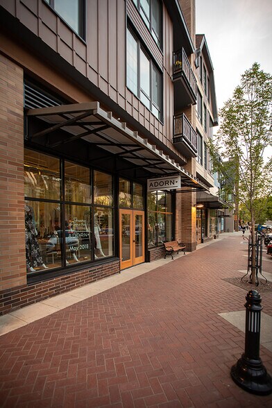 130 A Ave, Lake Oswego, OR à louer - Photo du bâtiment - Image 3 de 4