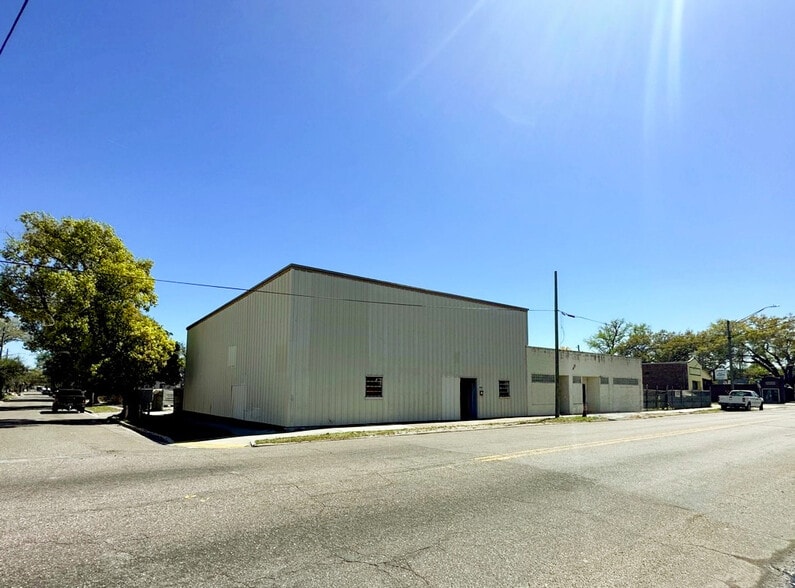 3215-3225 Pearl St N & 232 3rd St W portfolio of 3 properties for sale on LoopNet.ca - Building Photo - Image 1 of 7