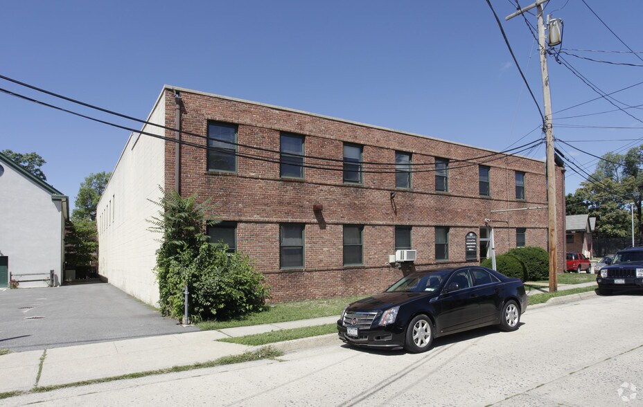 69 Hamilton Ave, Oyster Bay, NY à vendre - Photo du bâtiment - Image 3 de 7