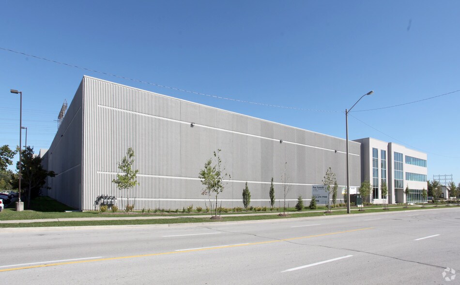 105 Queens Plate Dr, Toronto, ON à vendre - Photo principale - Image 1 de 1