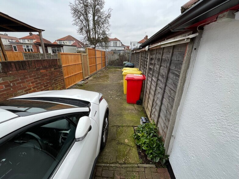 106A Mollison Way, Edgware à vendre - Photo du bâtiment - Image 3 de 7