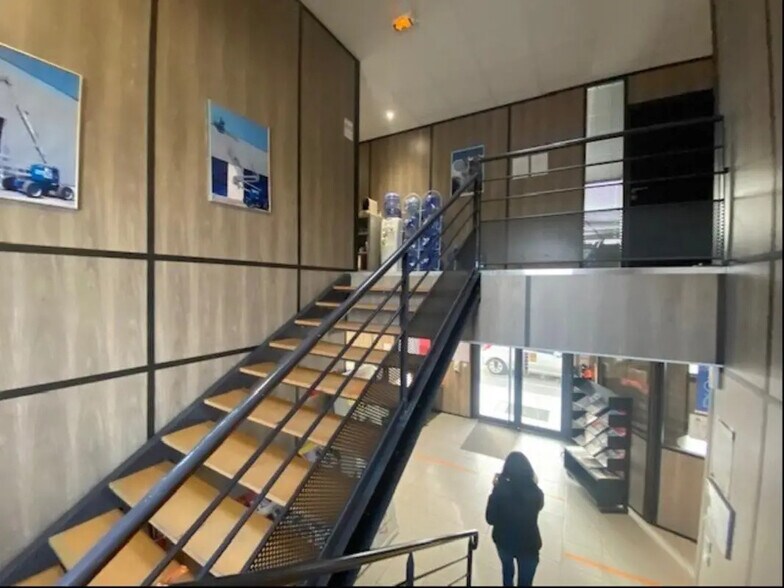 Office in Aix-en-Provence for lease - Lobby - Image 3 of 8