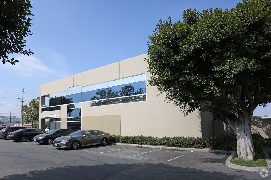 4887 E La Palma Ave, Anaheim, CA à louer - Photo du bâtiment - Image 3 de 9