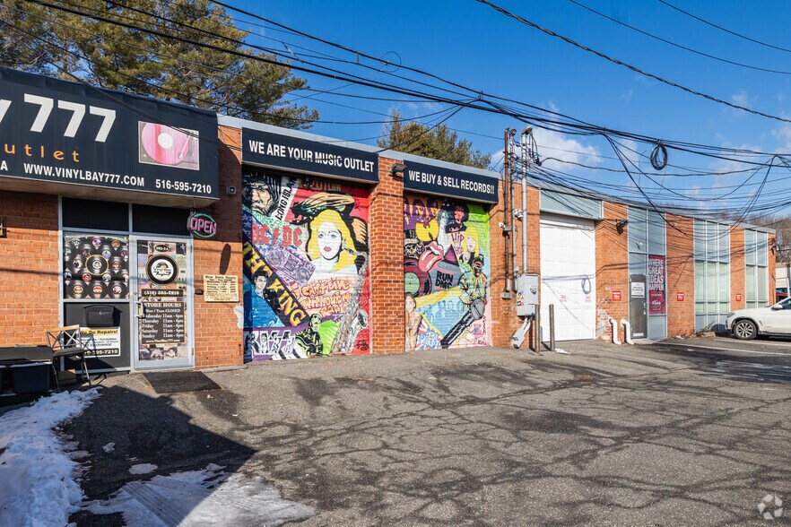 101 DuPont St, Plainview, NY à vendre - Photo du bâtiment - Image 2 de 5