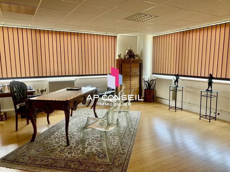 Flex in Les Alluets-le-Roi for lease - Primary Photo - Image 2 of 11