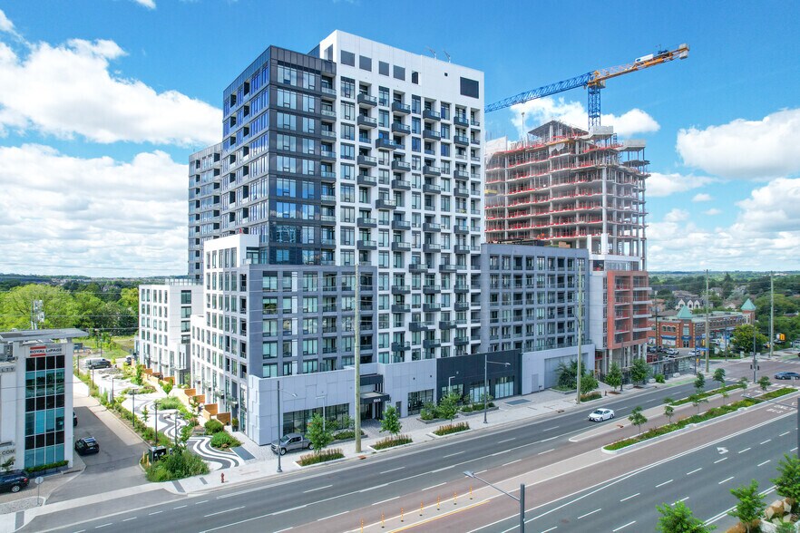 8888 Yonge St, Richmond Hill, ON à vendre - Photo du bâtiment - Image 2 de 3