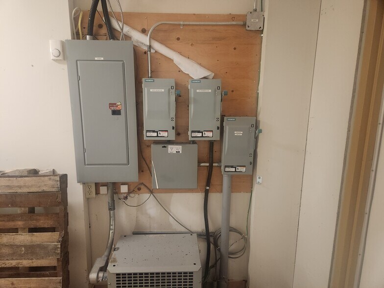 7003 Steeles Ave W, Toronto, ON à vendre - Photo du bâtiment - Image 3 de 10