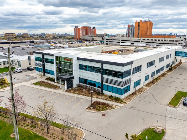 27 Fasken Dr, Toronto, ON à vendre - Photo du bâtiment - Image 3 de 17