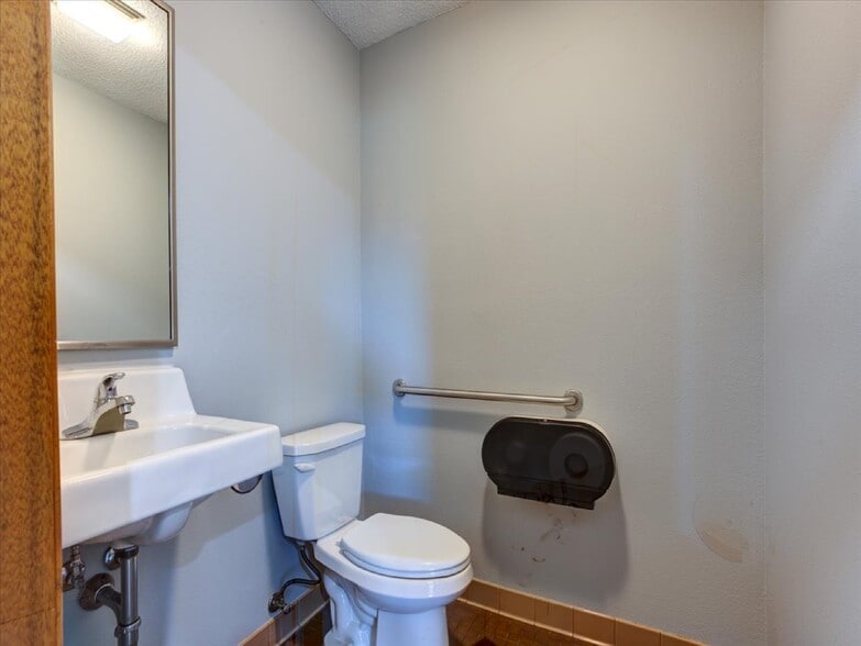 N6387 Hwy 25, Durand, WI for sale - Interior Photo - Image 3 of 12