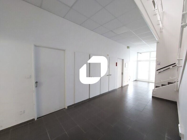 43 Avenue Des 3 Peuples, Montigny-le-Bretonneux for lease - Interior Photo - Image 3 of 20