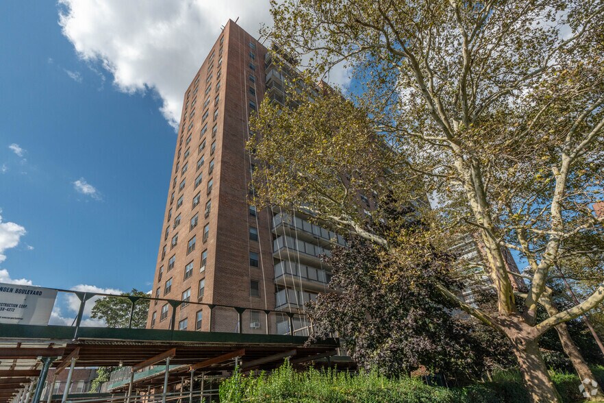 1381 Linden Blvd, Brooklyn, NY à louer - Photo du bâtiment - Image 3 de 6
