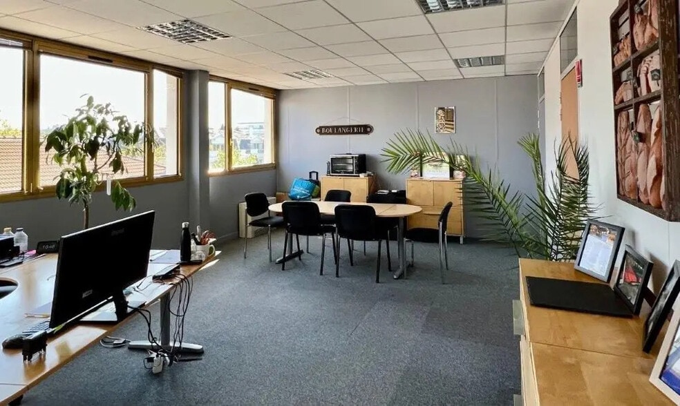 Bureau dans Rueil-Malmaison à louer - Photo du bâtiment - Image 3 de 54