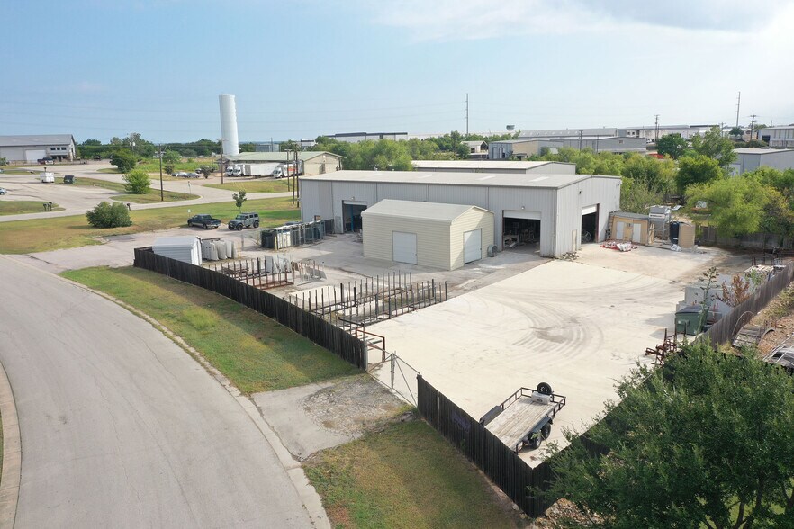 455 Commercial Dr, Buda, TX à vendre - Photo du bâtiment - Image 3 de 6