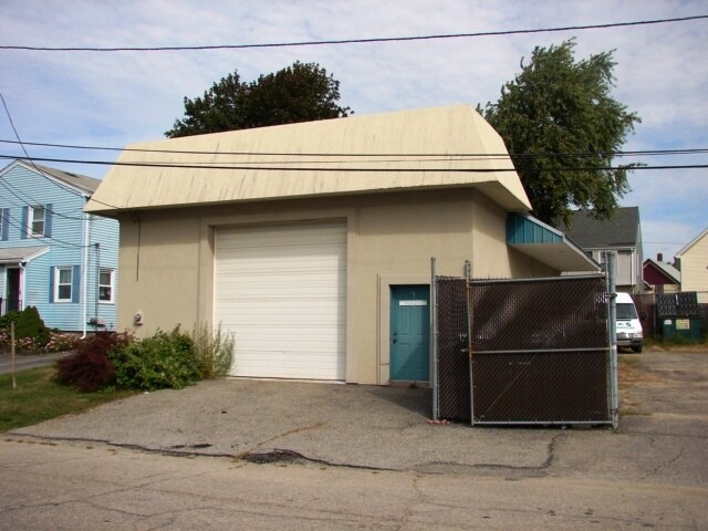 9 Drowne St, Cranston, RI à vendre - Photo du bâtiment - Image 2 de 7