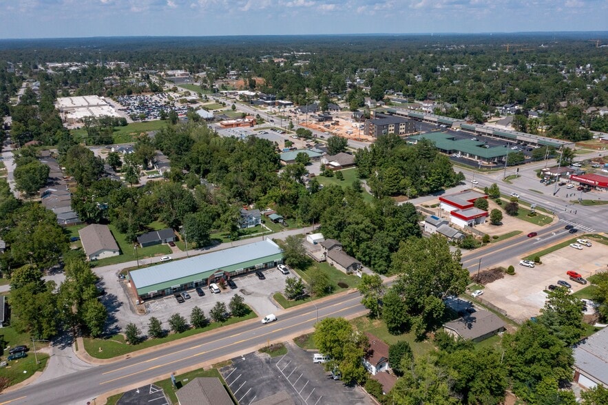 918 W Central Ave, Bentonville, AR for lease - Building Photo - Image 2 of 5