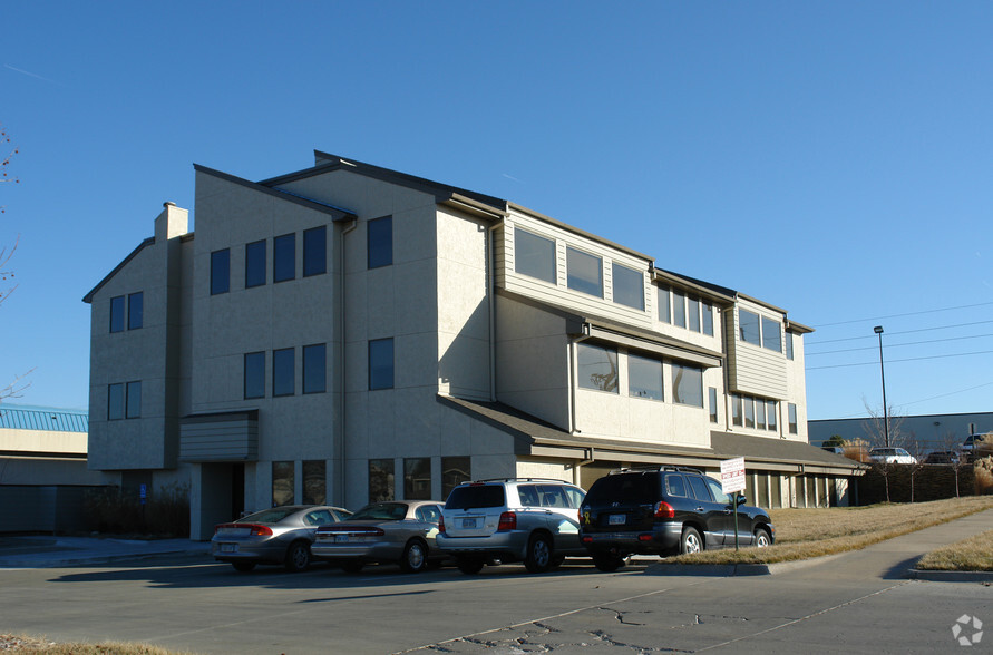 2231 SW Wanamaker Rd, Topeka, KS for lease - Primary Photo - Image 2 of 6