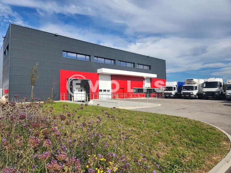 Bureau dans Heyrieux à louer - Photo du bâtiment - Image 1 de 28