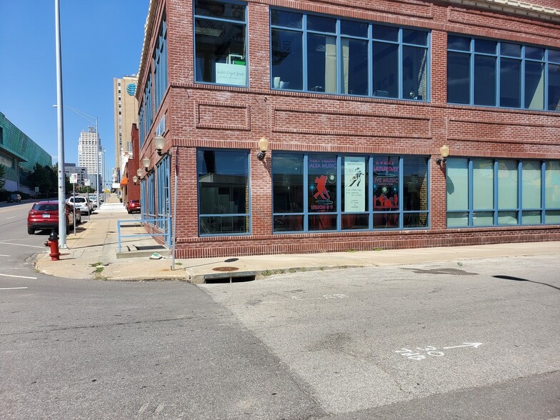 1625-1627 Oak St, Kansas City, MO for lease - Building Photo - Image 3 of 14