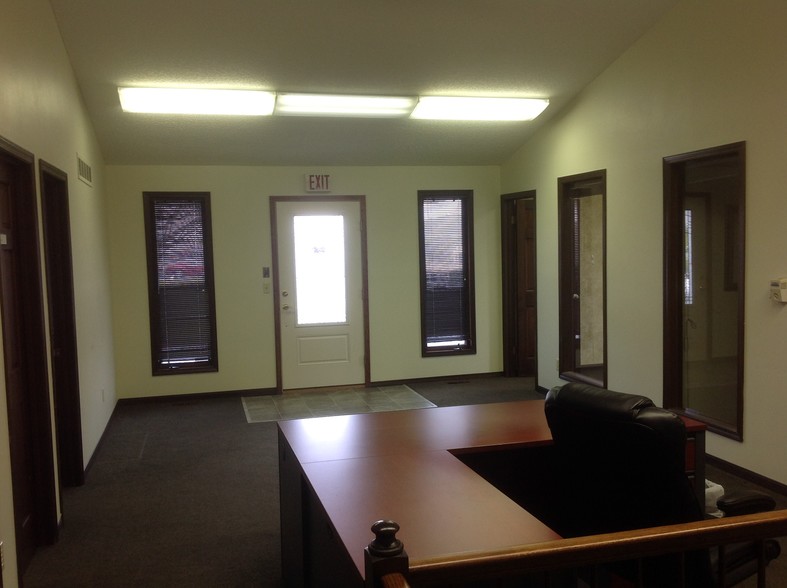 2 Terminal Dr, East Alton, IL for sale - Interior Photo - Image 2 of 2