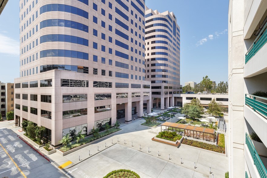 6320 Canoga Ave, Woodland Hills, CA à louer - Photo du bâtiment - Image 1 de 16